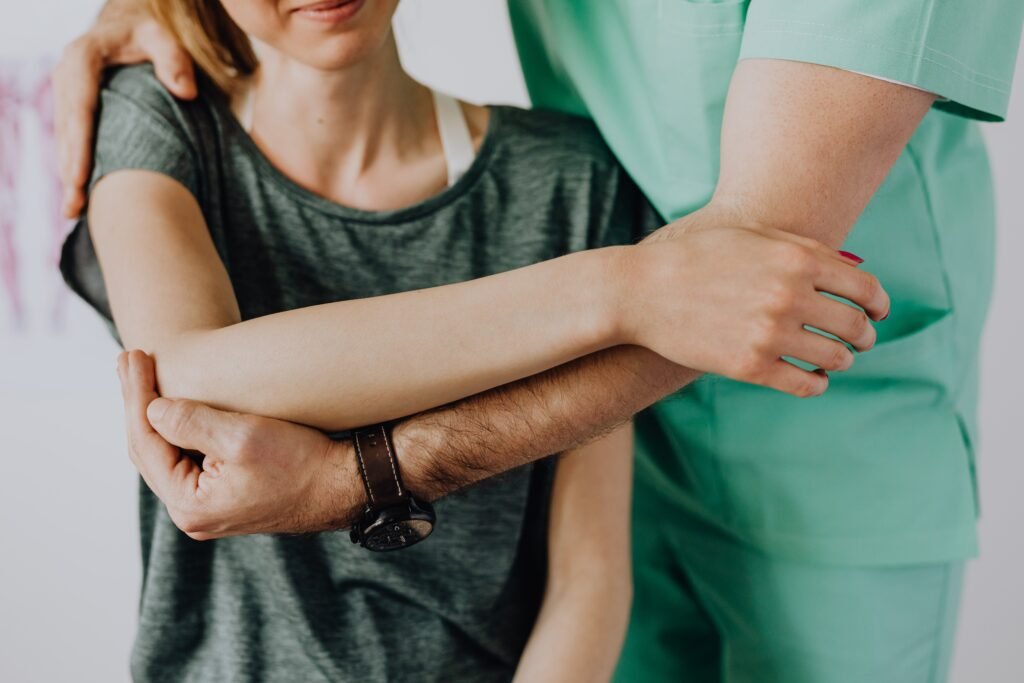 fisioterapista che muovo la spalla di una donna